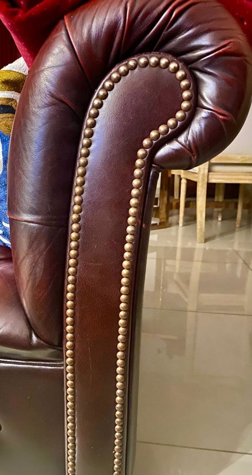 LOT 2 CANAPES CHESTERFIELD VINTAGE HAUT DE GAMME Meubles