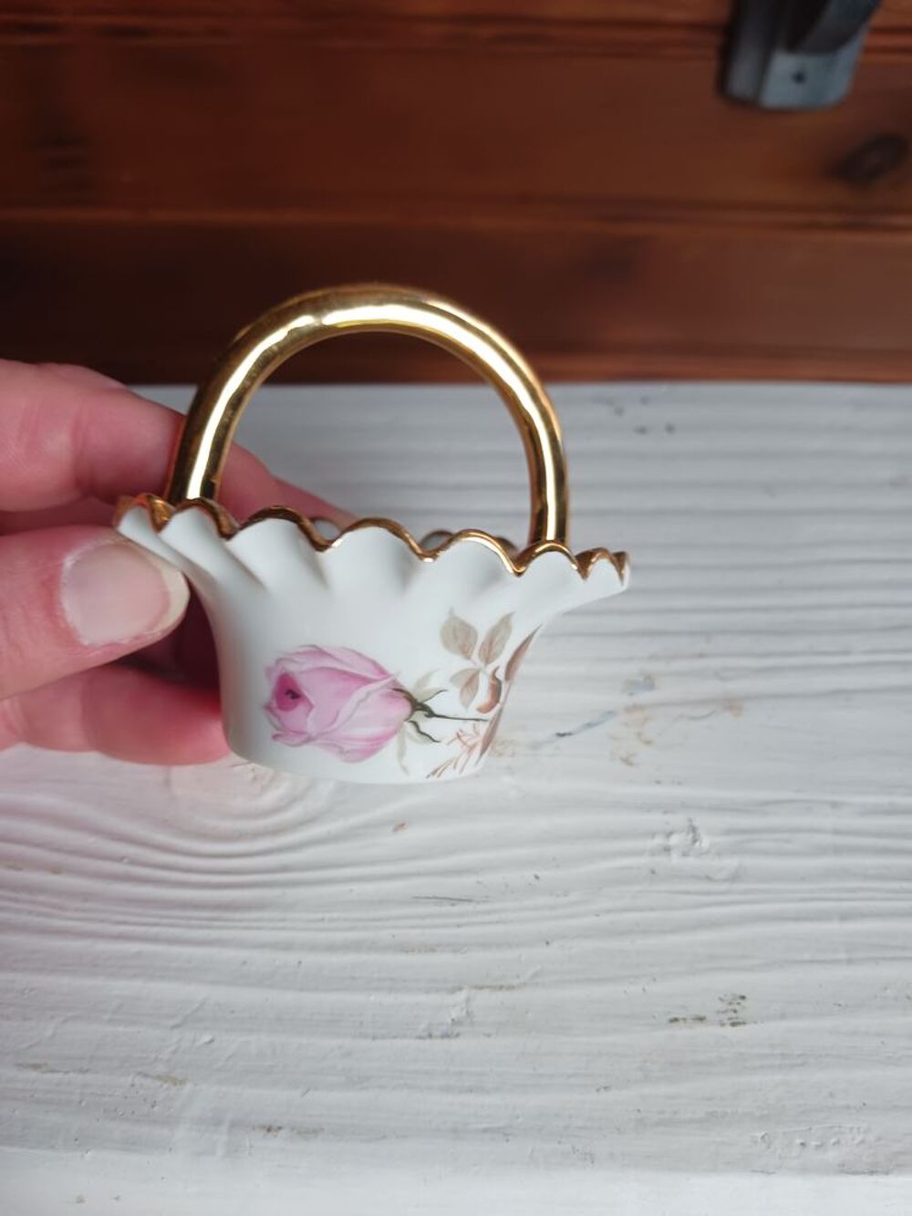 Panier d&eacute;coratif en porcelaine &agrave; bordure dor&eacute;e 