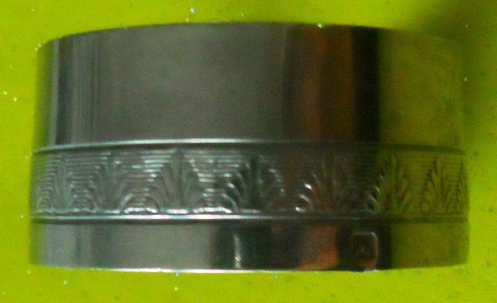 Rond de serviette ancien en m&eacute;tal argent&eacute; avec poin&ccedil;on
Cuisine