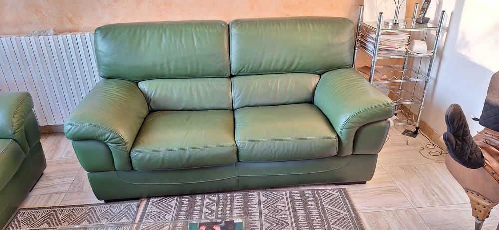 
2 canapes cuir 
Meubles