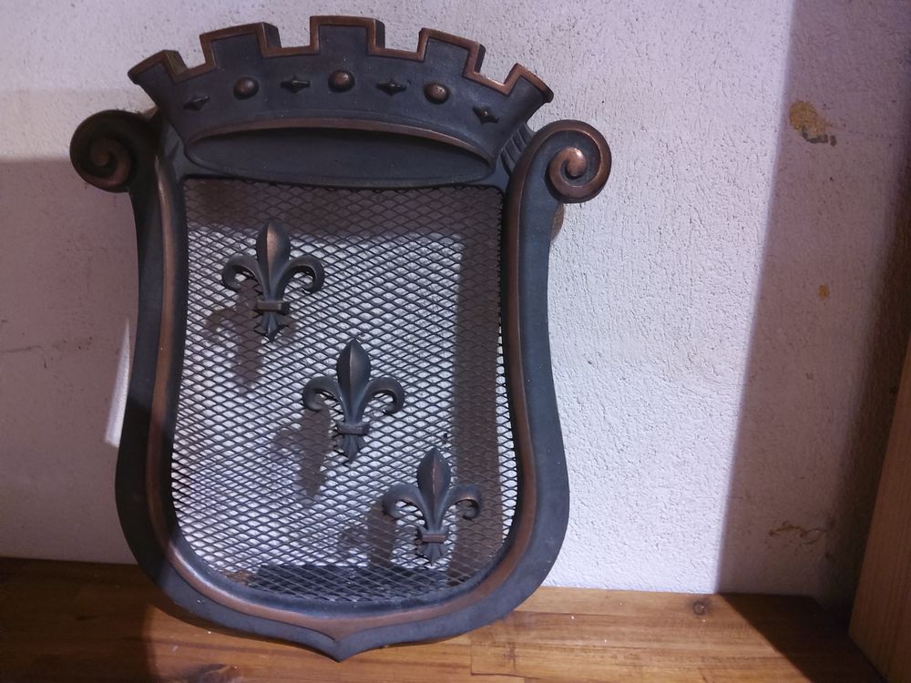 Grille d'a&eacute;ration de chemin&eacute;e en fonte. Décoration