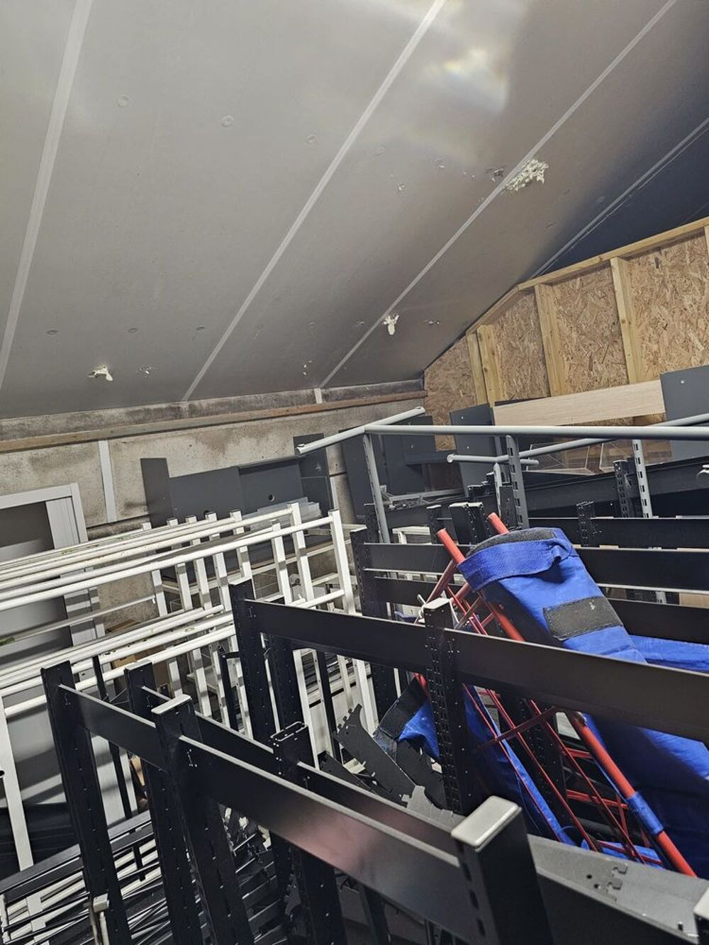 Lot unique Mobilier Professionnel pr&ecirc;t-&agrave;-porter (Etat r&eacute;cent Meubles