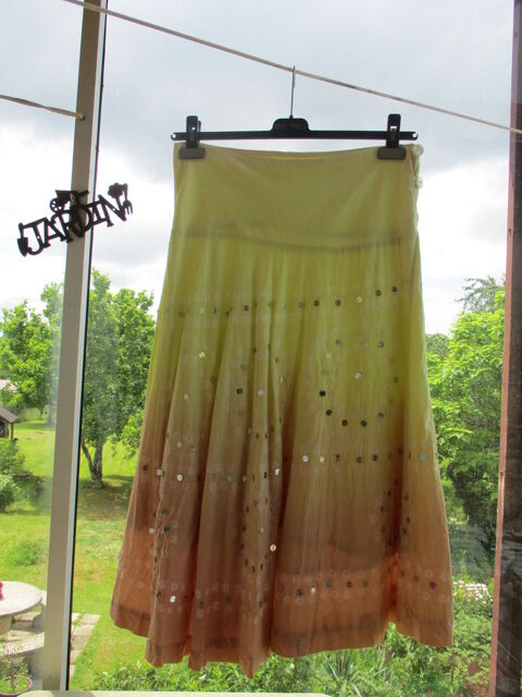 Jupe Longue Jaune avec Sequins. 18 Le Vernois (39)