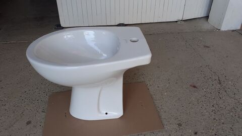 Bidet  avec mitigeur neuf. 130 Saint-Martin-sur-Lavezon (07)