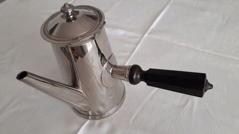 Cafetière chocolatière argenterie de marine
170 Salon-de-Provence (13)