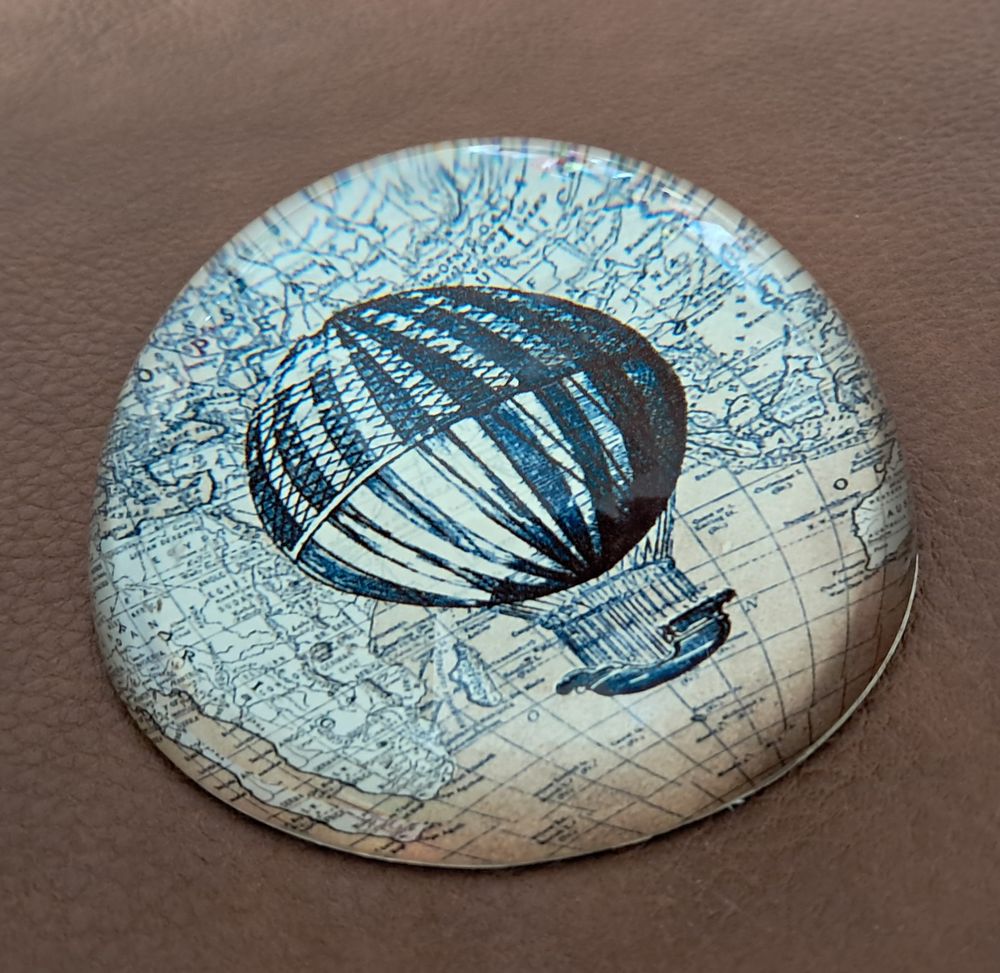 Presse papier en verre motif montgolfi&egrave;re avec map monde Décoration