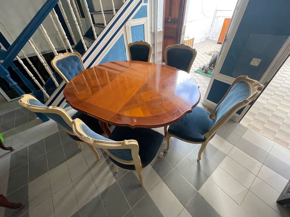 Table ronde extensible + 6 chaises style Louis XV Meubles