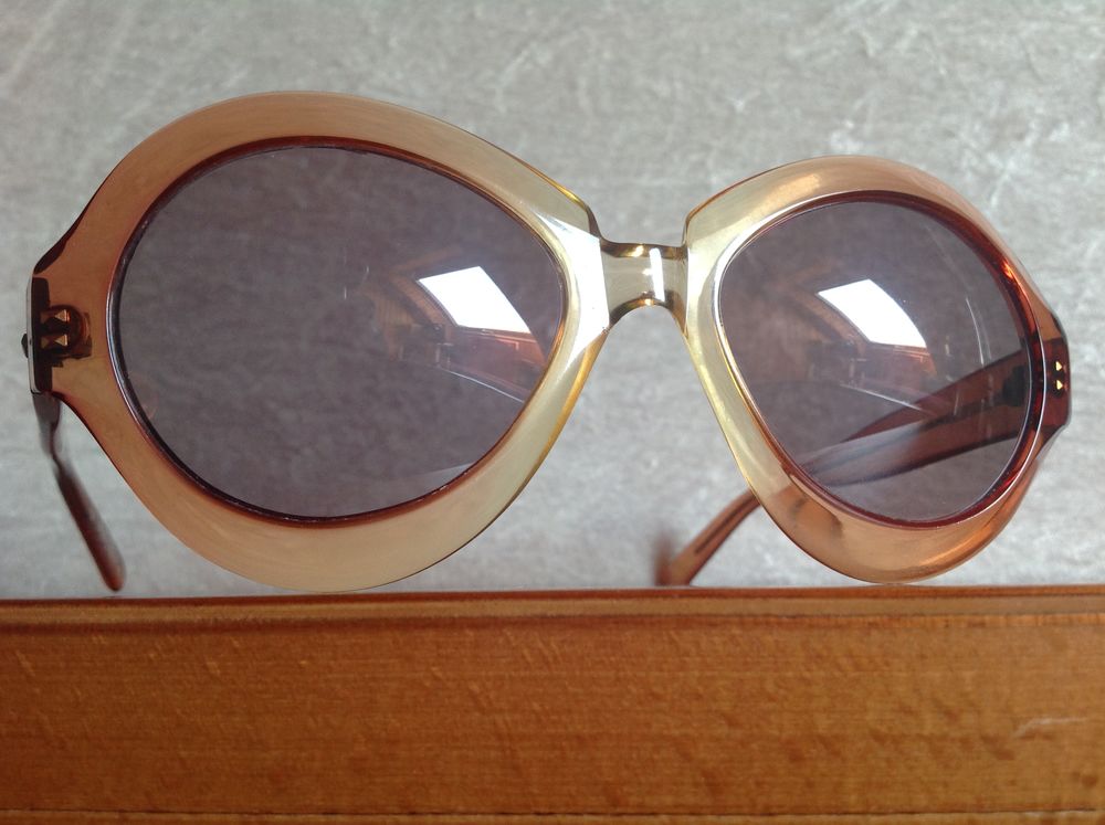 PAIRE DE LUNETTES POLAROID VINTAGE 60/70
Bijoux et montres
