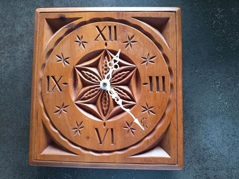 Horloge en bois sculpt�e mains 20 Saint-Etienne (42)
