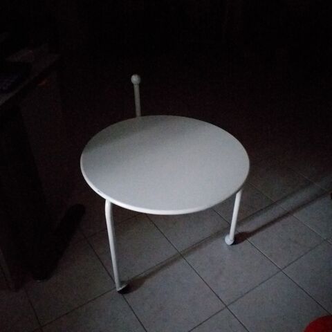 Table basse d'appoint ronde en fer blanc/
80 Aubagne (13)