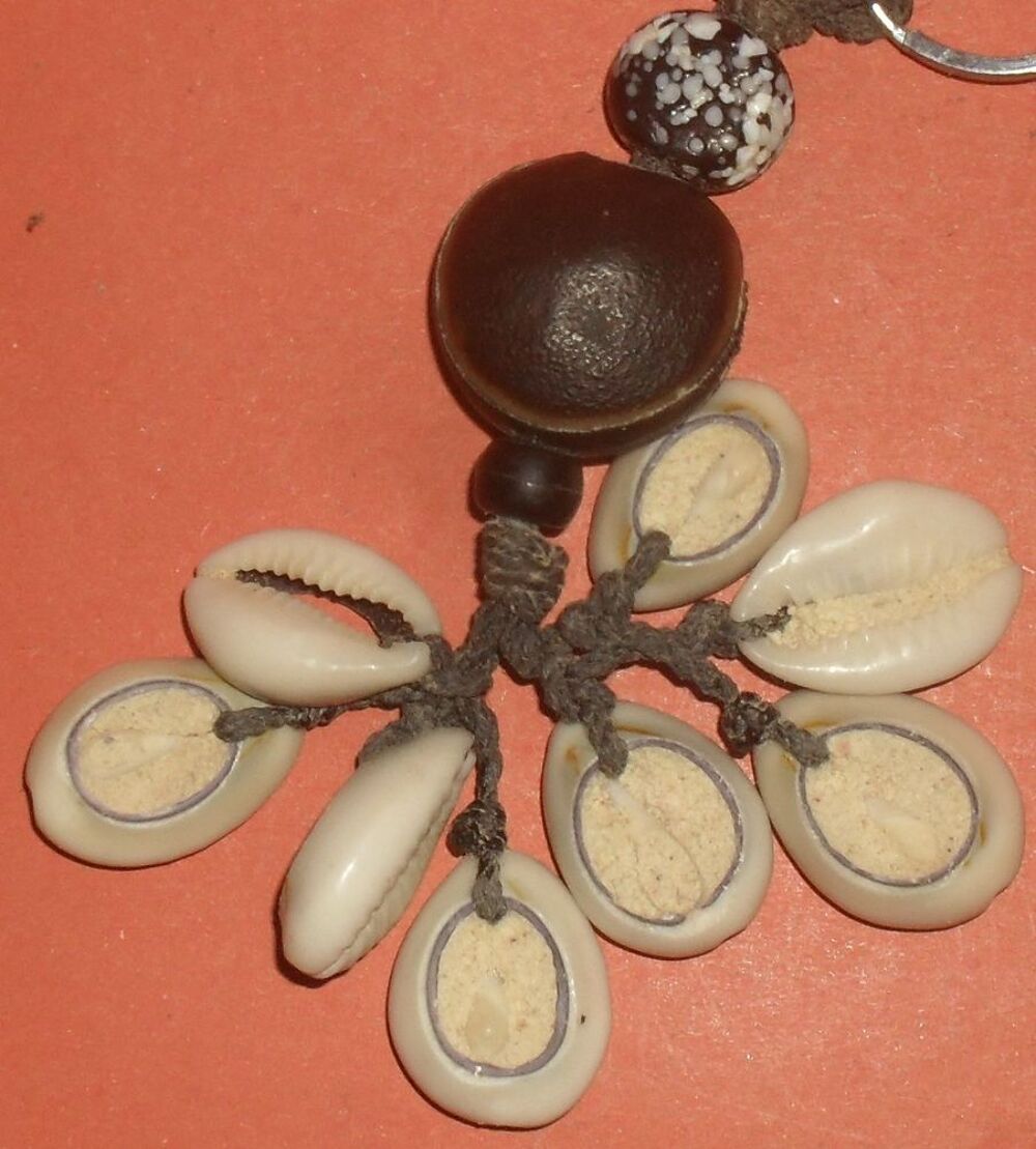 Porte clef ou pendentif 8 coquillages Cauris. Bijoux et montres