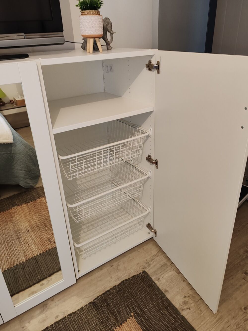 Armoire blanche avec paniers de rangement m&eacute;talliques Meubles