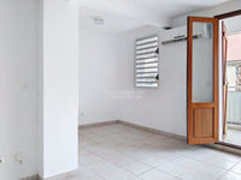   À louer – Immeuble de bureaux non meublé 80 m² – Emplacement central Basse-Terre 