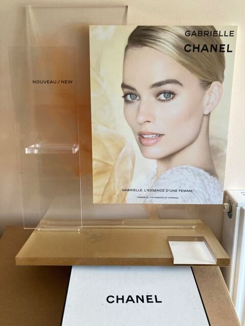 Magnifique pr�sentoir de parfum 85 Paugnat (63)