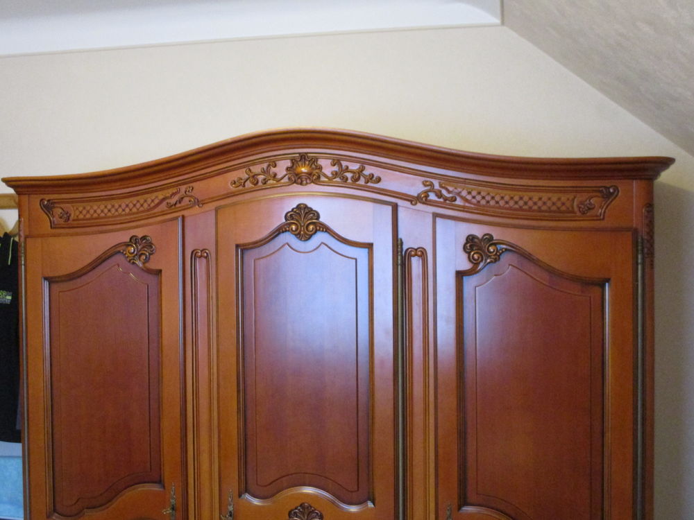 tr&egrave;s belle armoire + 2 chevets assortis Meubles