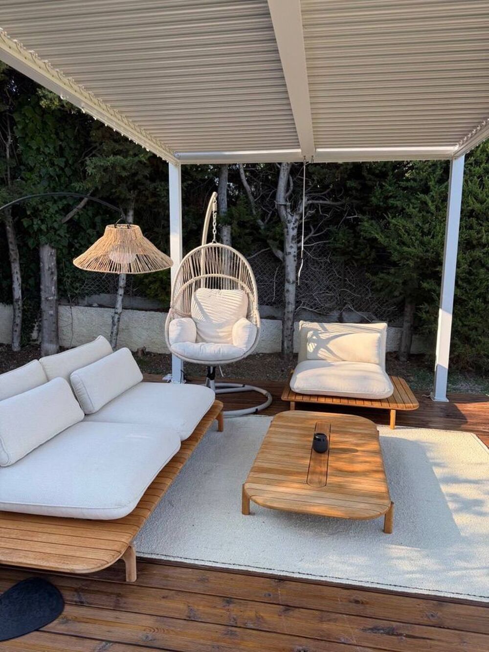 Mobilier d'ext&eacute;rieur : canap&eacute;, fauteuil et table. Jardin
