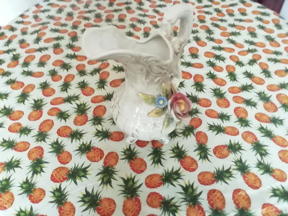 Grand vase ou pichet en porcelaine, sign&eacute; R. CAPODIMONTE Décoration