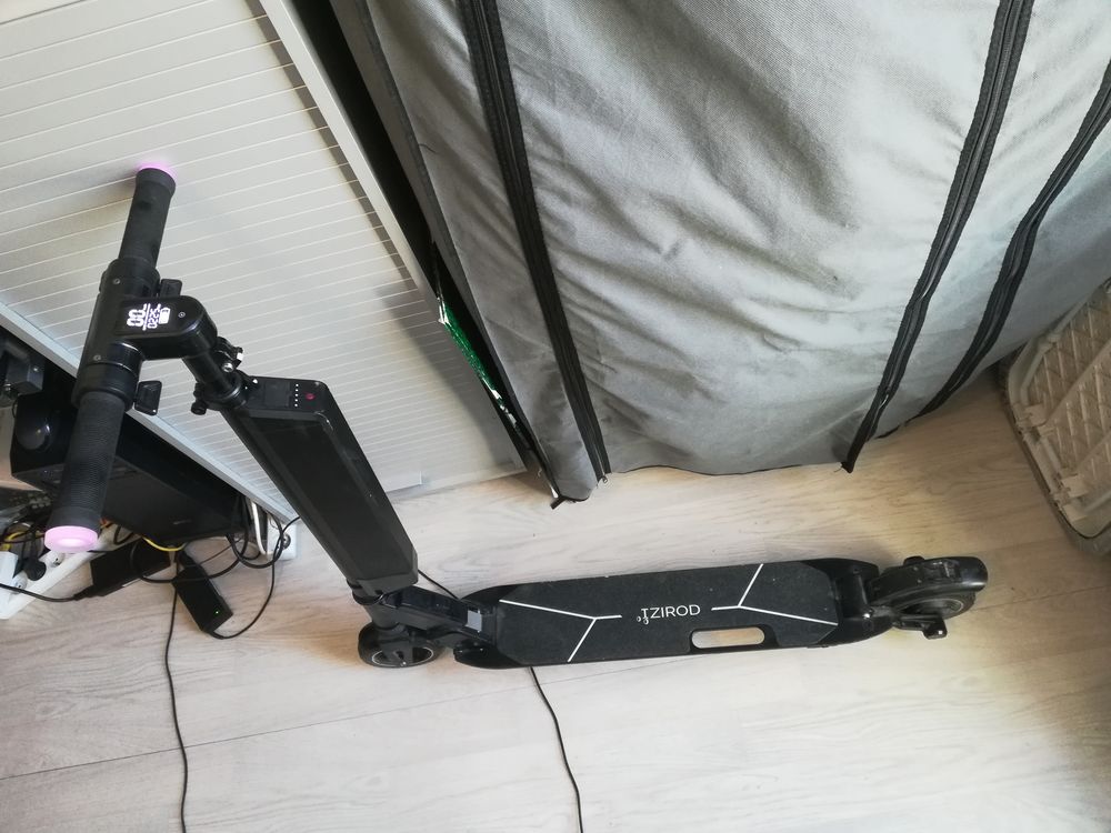 Trottinette &eacute;lectrique IZIROD SWITCH Vélos