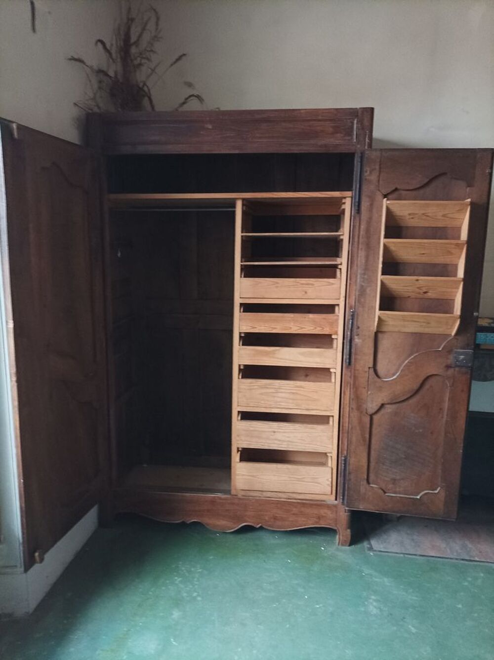 une grande armoire ancienne en bonne &eacute;tat. Meubles