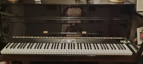 Piano droit RIPPEN-peu utilis�- excel �tat- transp facilit�. Montpellier (34)