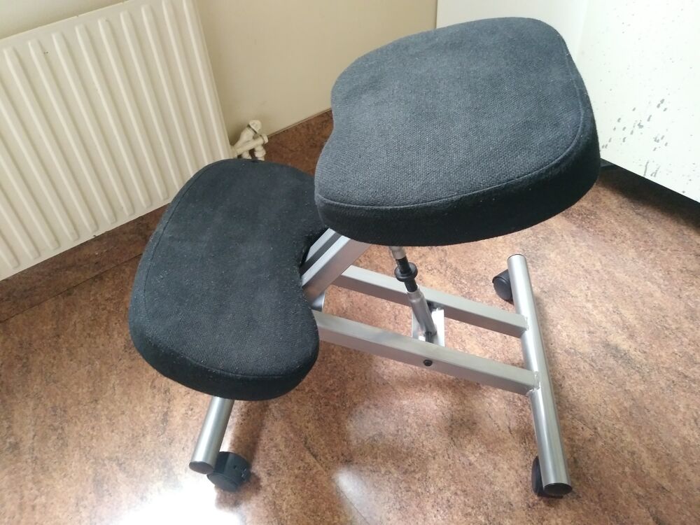 Chaise ergonomique sur les genoux Meubles