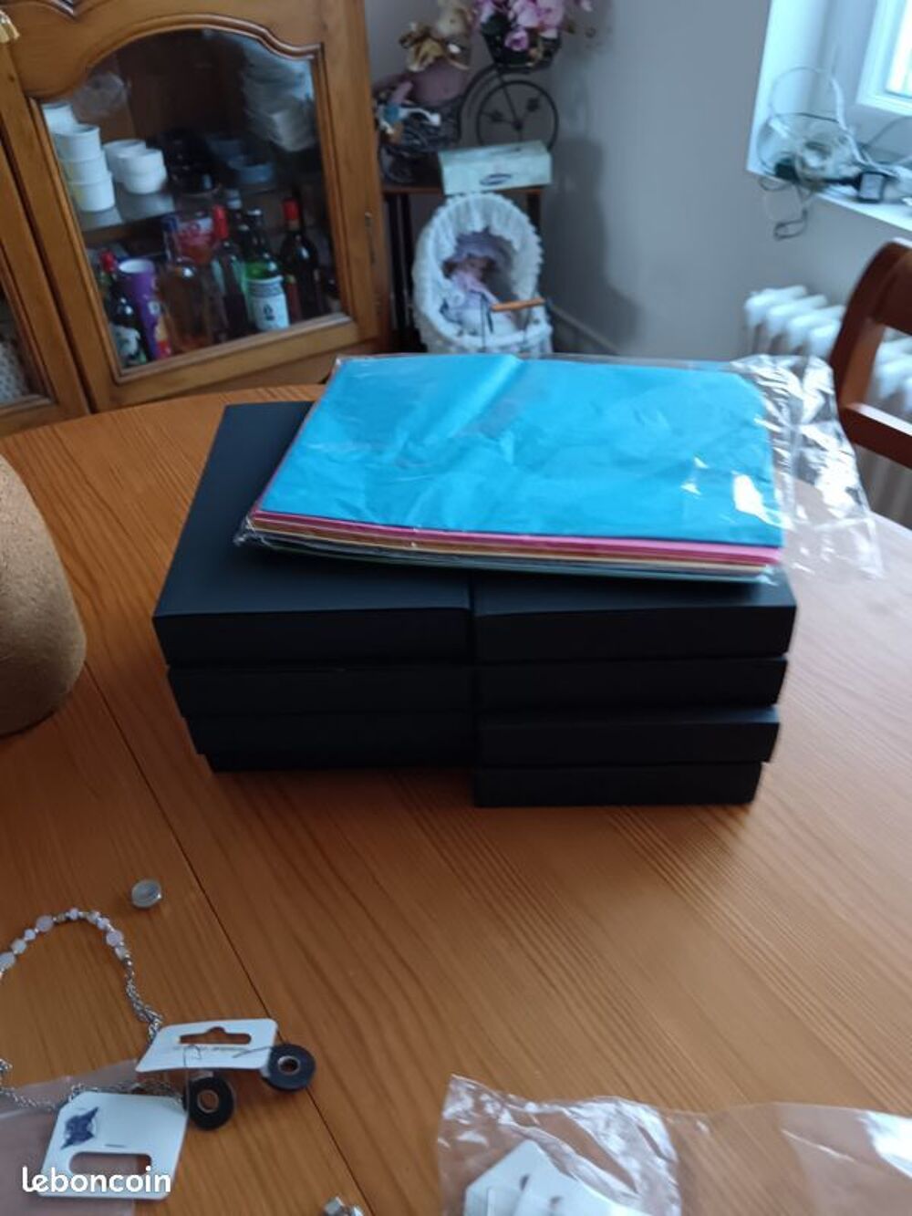 Enorme lot bijoux - Pr&eacute;sentoirs - Emballages Bijoux et montres