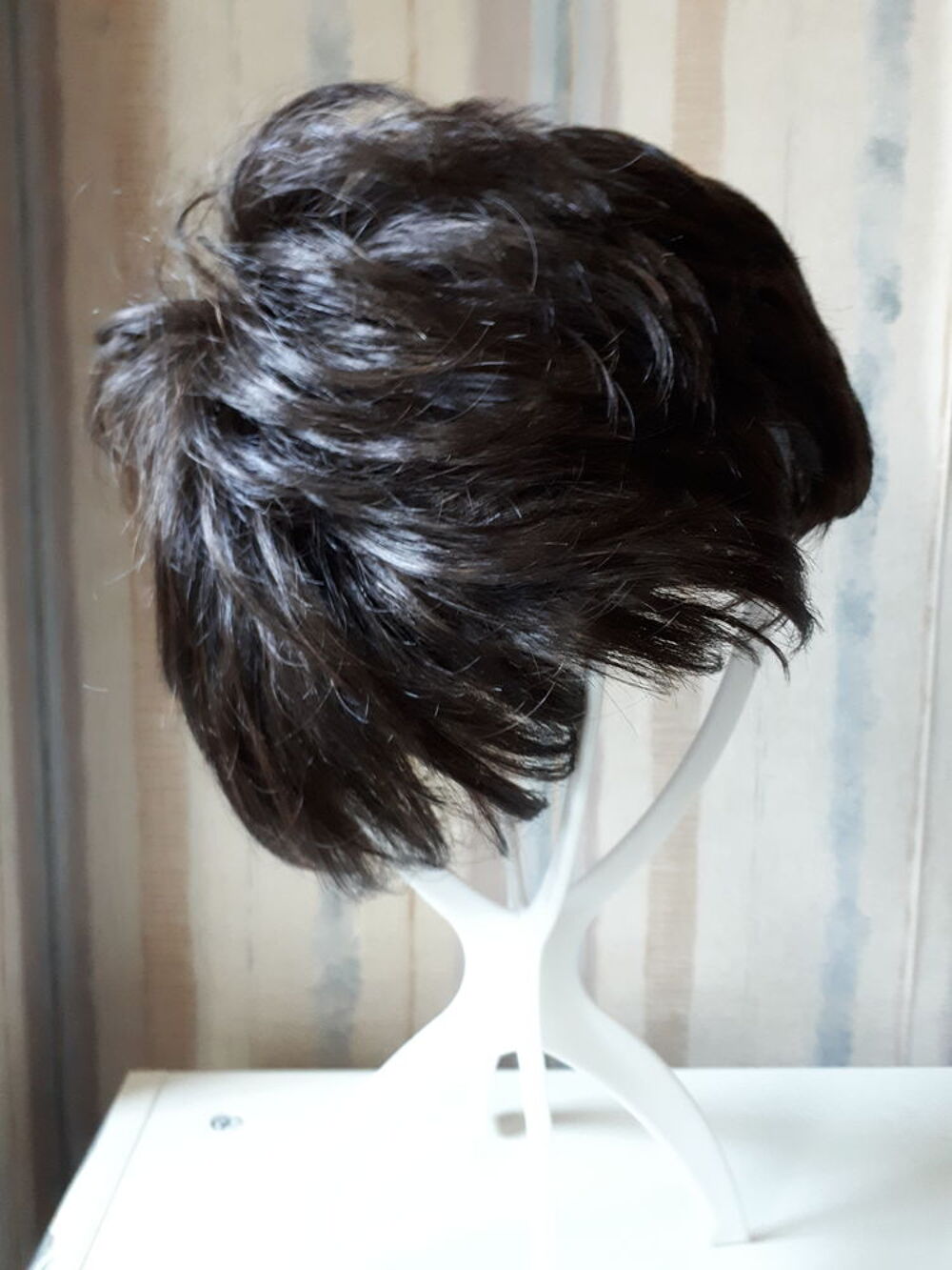 Perruque cheveux mi courts de marque Elite Hair internationa Vêtements