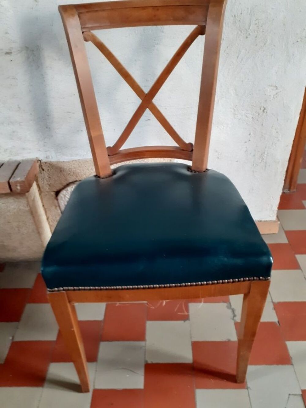 table en merisier avec marqueterie &agrave; rallonges et 6 chaises faire offre. Meubles