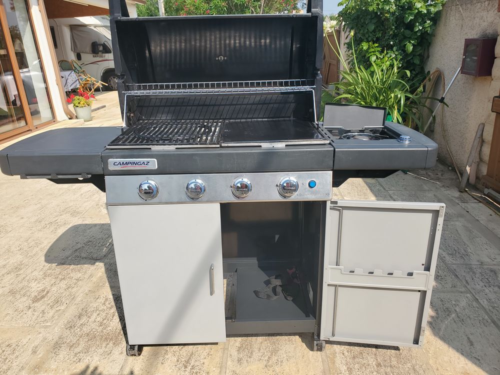 barbecue/plancha Camping Gaz quatre br&ucirc;leurs. Jardin