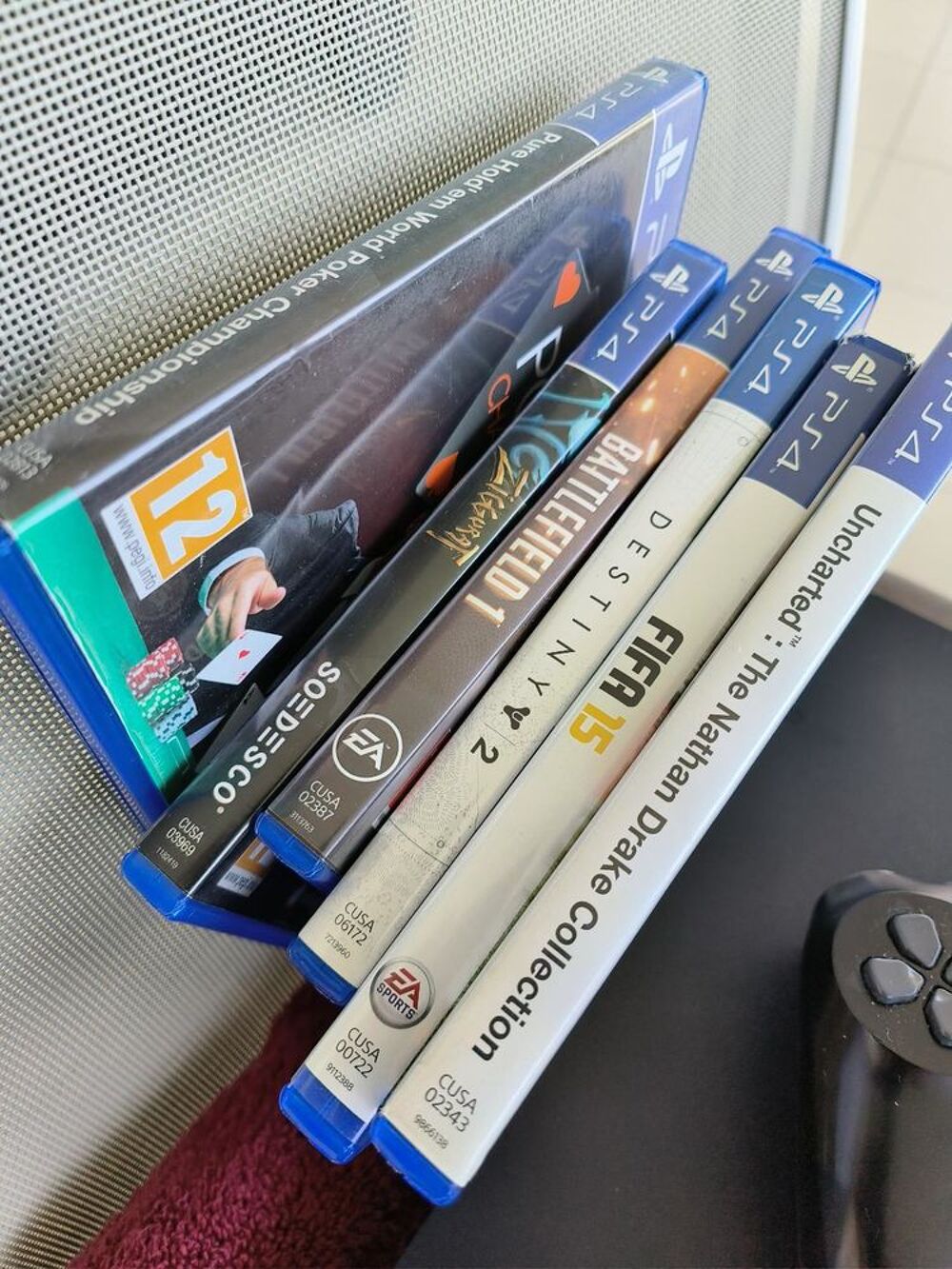 PS4 vendue avec 6 jeux un casque r&eacute;seau et 2 manettes Consoles et jeux vidos