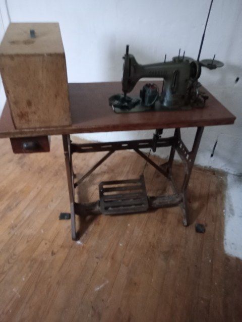 machine &agrave; coudre avec sa table et accessoires canettes 200 02100 Saint-quentin