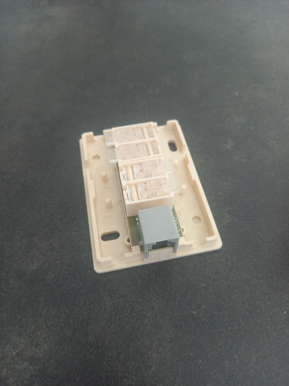 Prise RJ11 t&eacute;l&eacute;phone ou autre Bricolage