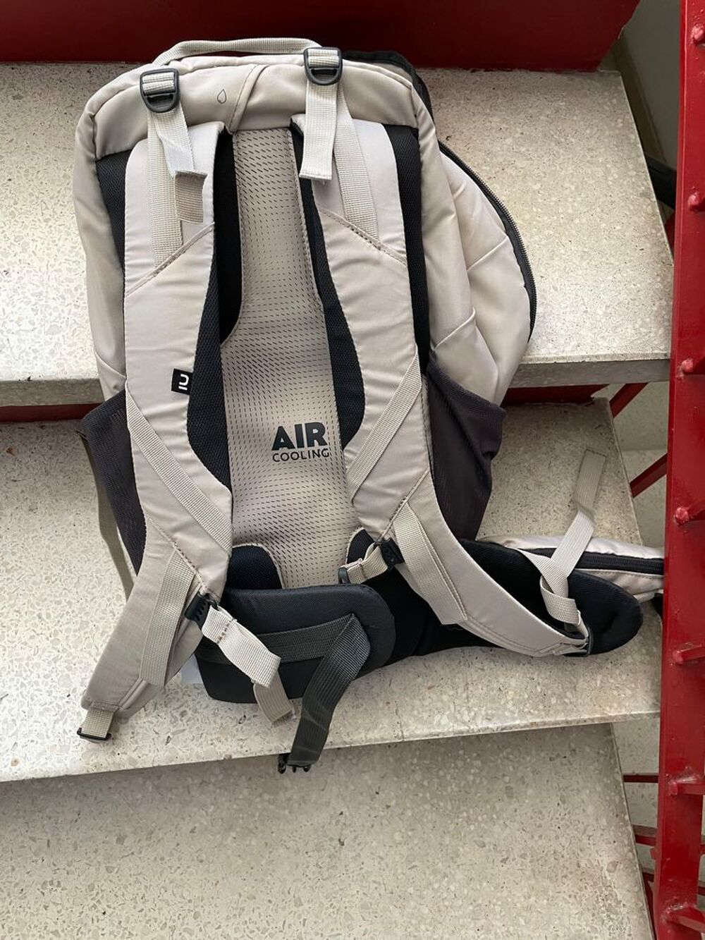 Sac &agrave; dos Quechua beige et gris, neuf Sports