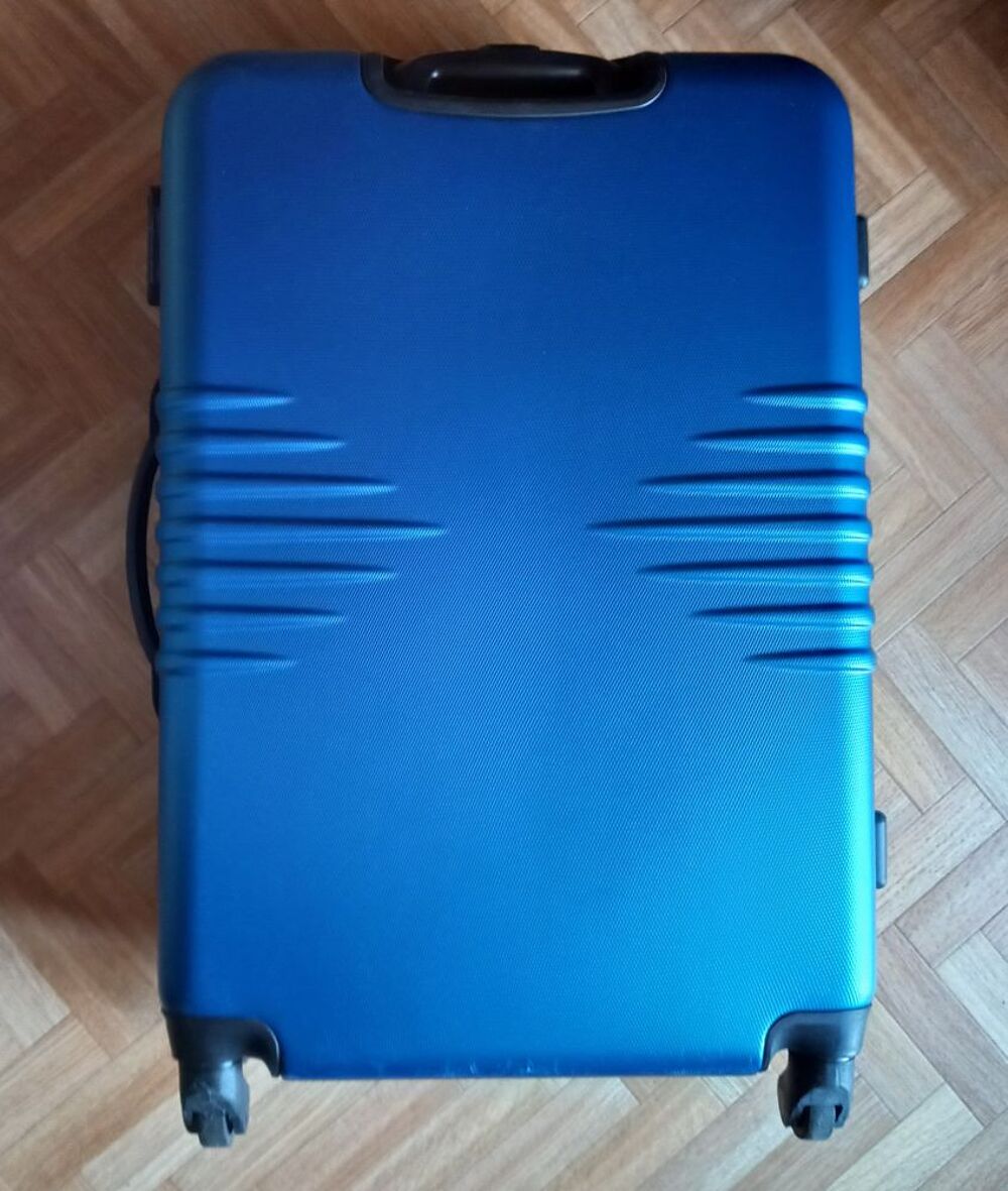 Valise bleue taille L (66x46x28 cm). Maroquinerie
