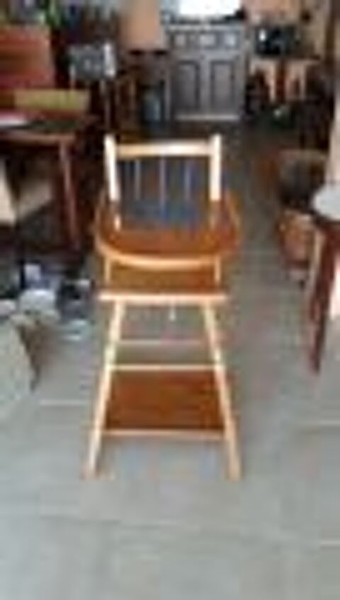 Chaise haute bb en bois 40 Eu (76)