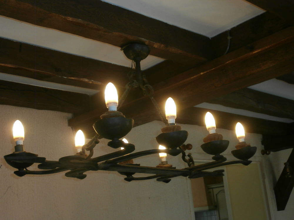 LUSTRE ancien en fer forg&eacute; style rustique et m&eacute;di&eacute;val 
Meubles