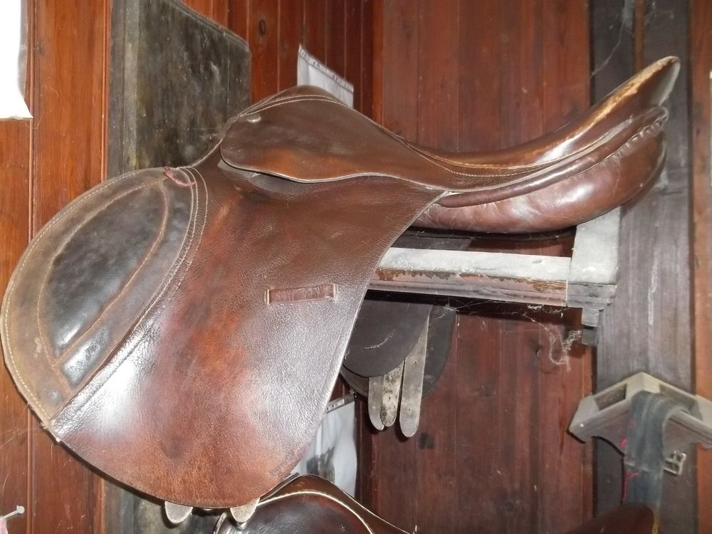 Selles cheval 17.5 tout cuir tr&egrave;s bon &eacute;tat et selle poney Sports