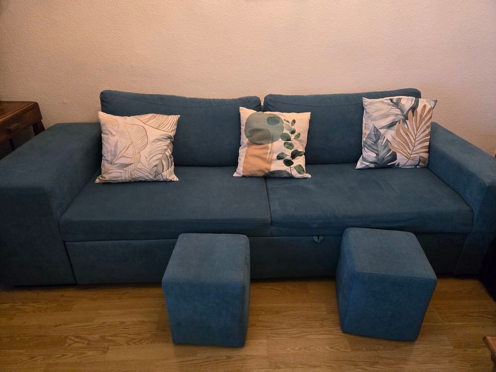 Canap&eacute; convertible bleu canard avec 2 poufs Meubles