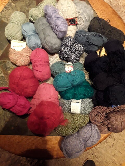 Lot de 32 pelotes de laine depareillees toutes couleur  12 Barzy-sur-Marne (02)