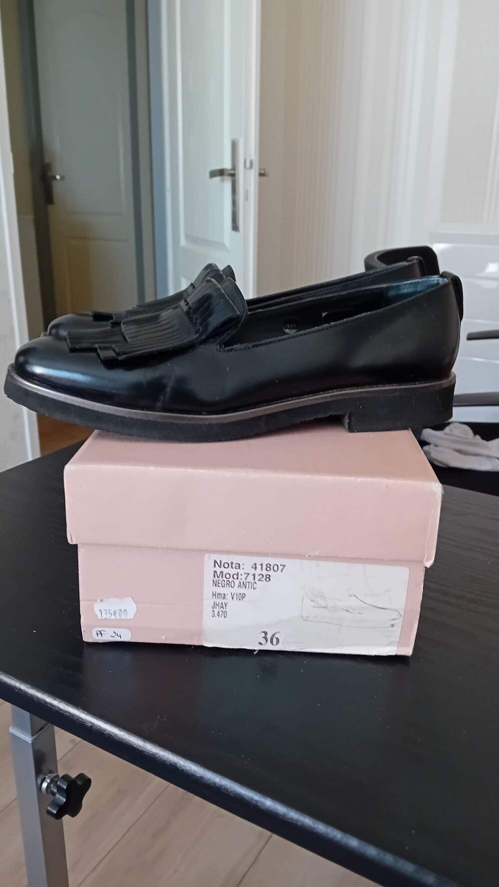 MOCASSINS COULEUR NOIRE MARQUE J HAY Chaussures