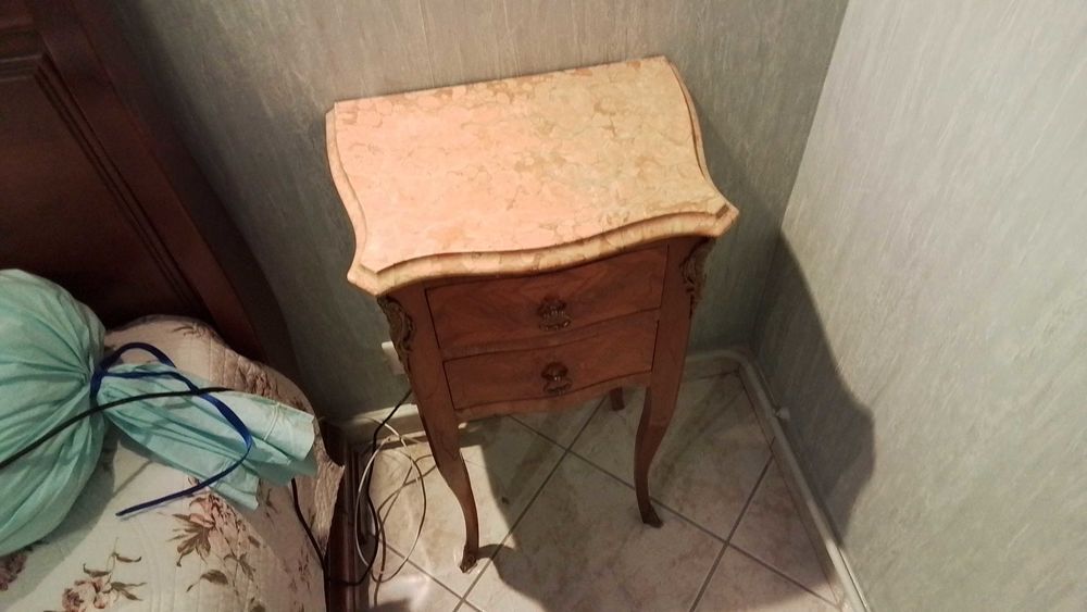 2 tables de nuit bois de rose. Meubles