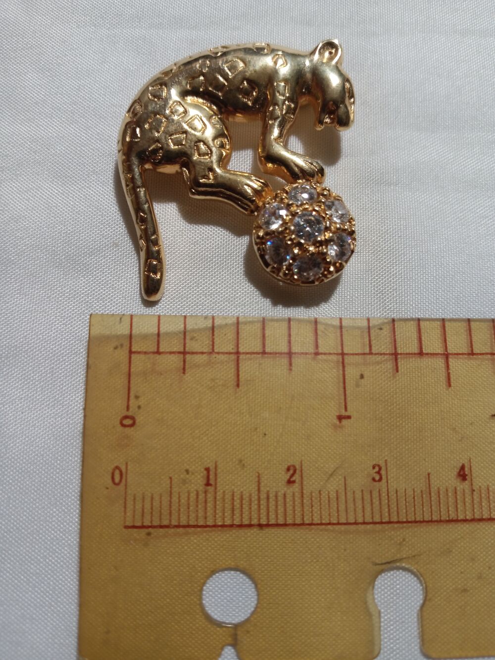 Broche panthere plaque or et zirconiums Bijoux et montres