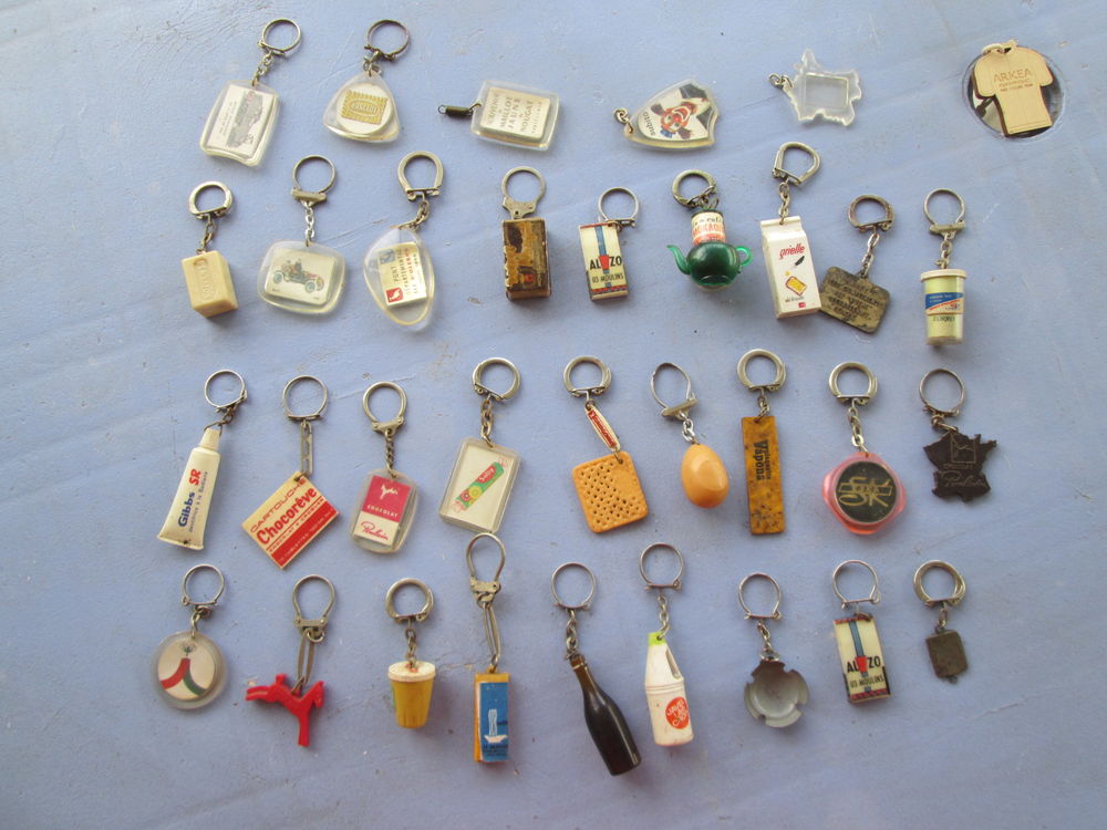 Lot de 32 vieux porte-cl&eacute;s publicitaires 