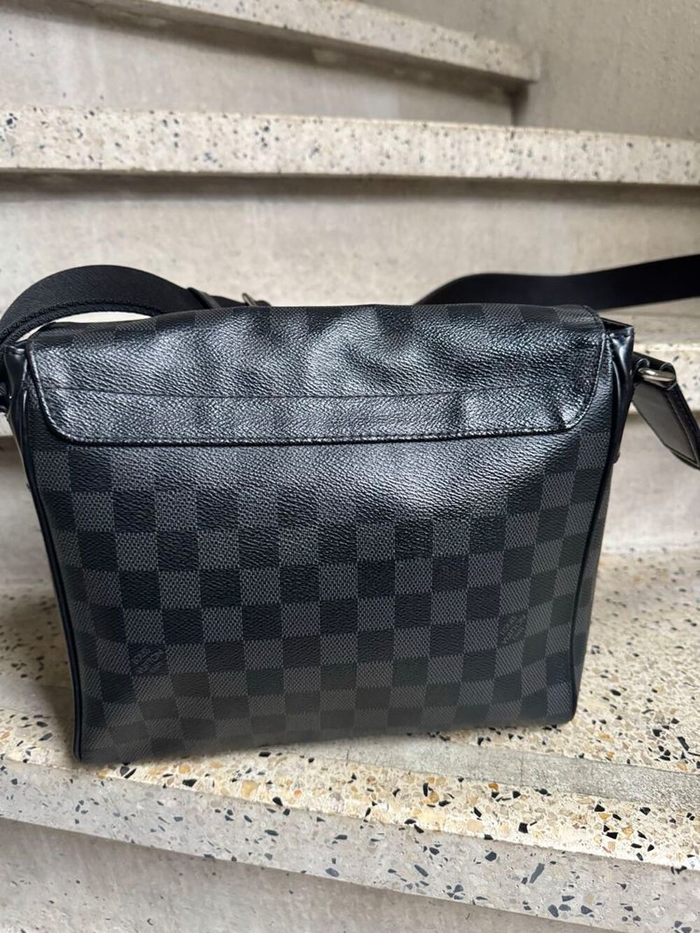 sac louis vuitton district homme fermeture a rabat tr&egrave;s bonne etat sans la boite Maroquinerie