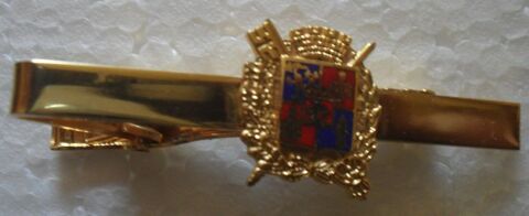 Pince � cravate dor� avec un blason. 12 Montreuil (93)
