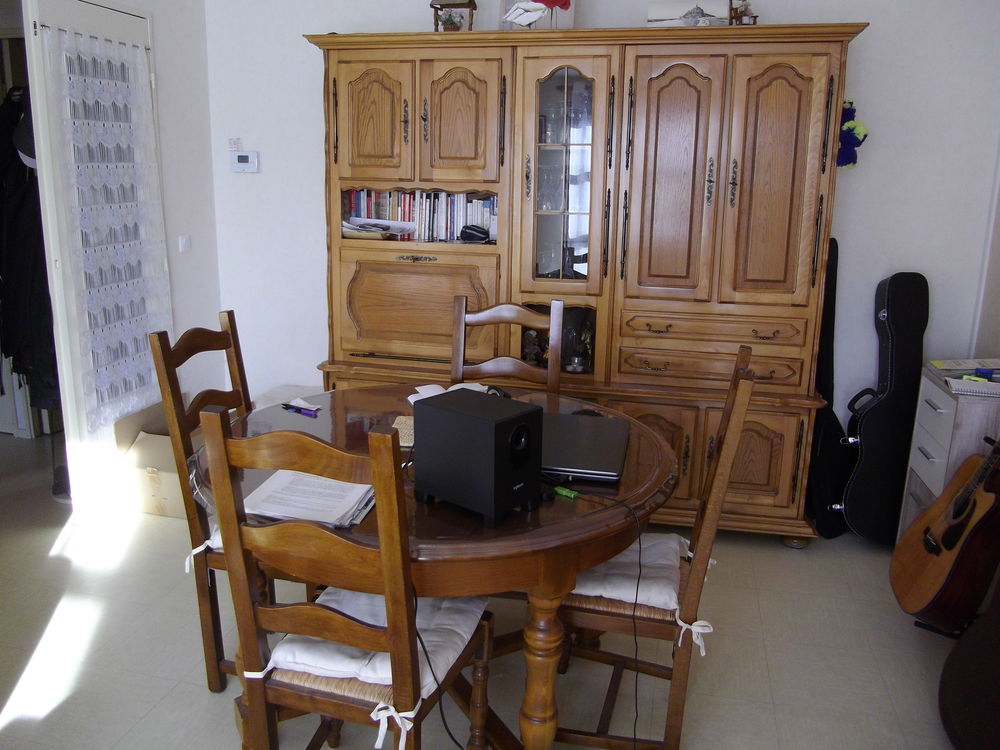 buffet deux corps , une table et 4 chaises Meubles
