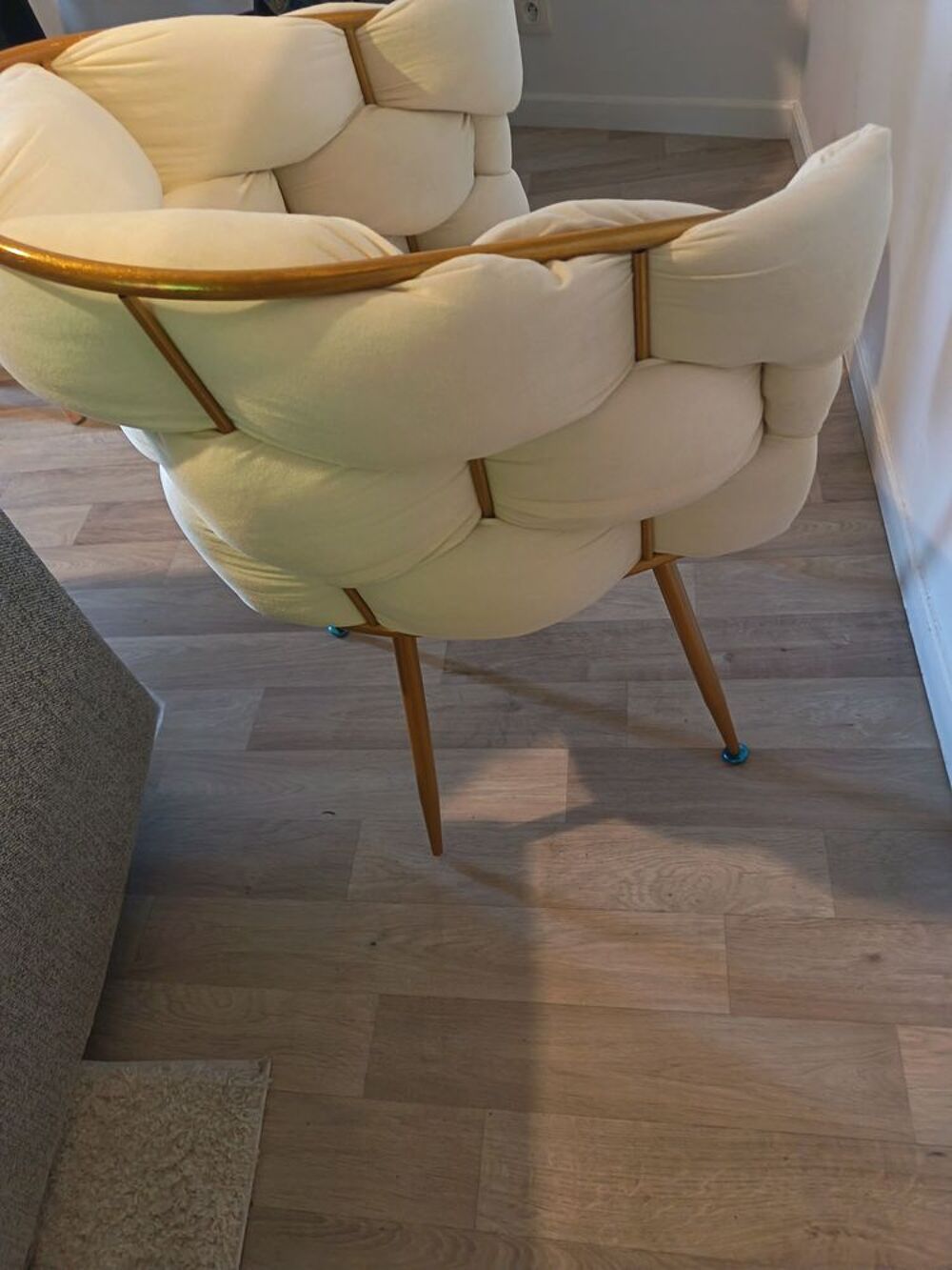 Fauteuil cr&egrave;me et dor&eacute; pour salon Meubles
