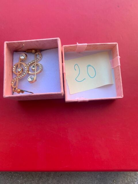 Boucles d'oreilles pendentif  en forme de cle de sol dor� incrust� de strass scintillant N�mes (30)