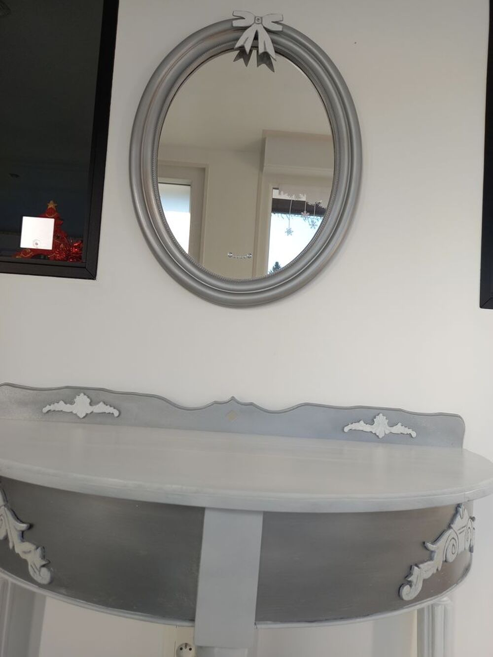 Console de style avec miroir. Meubles