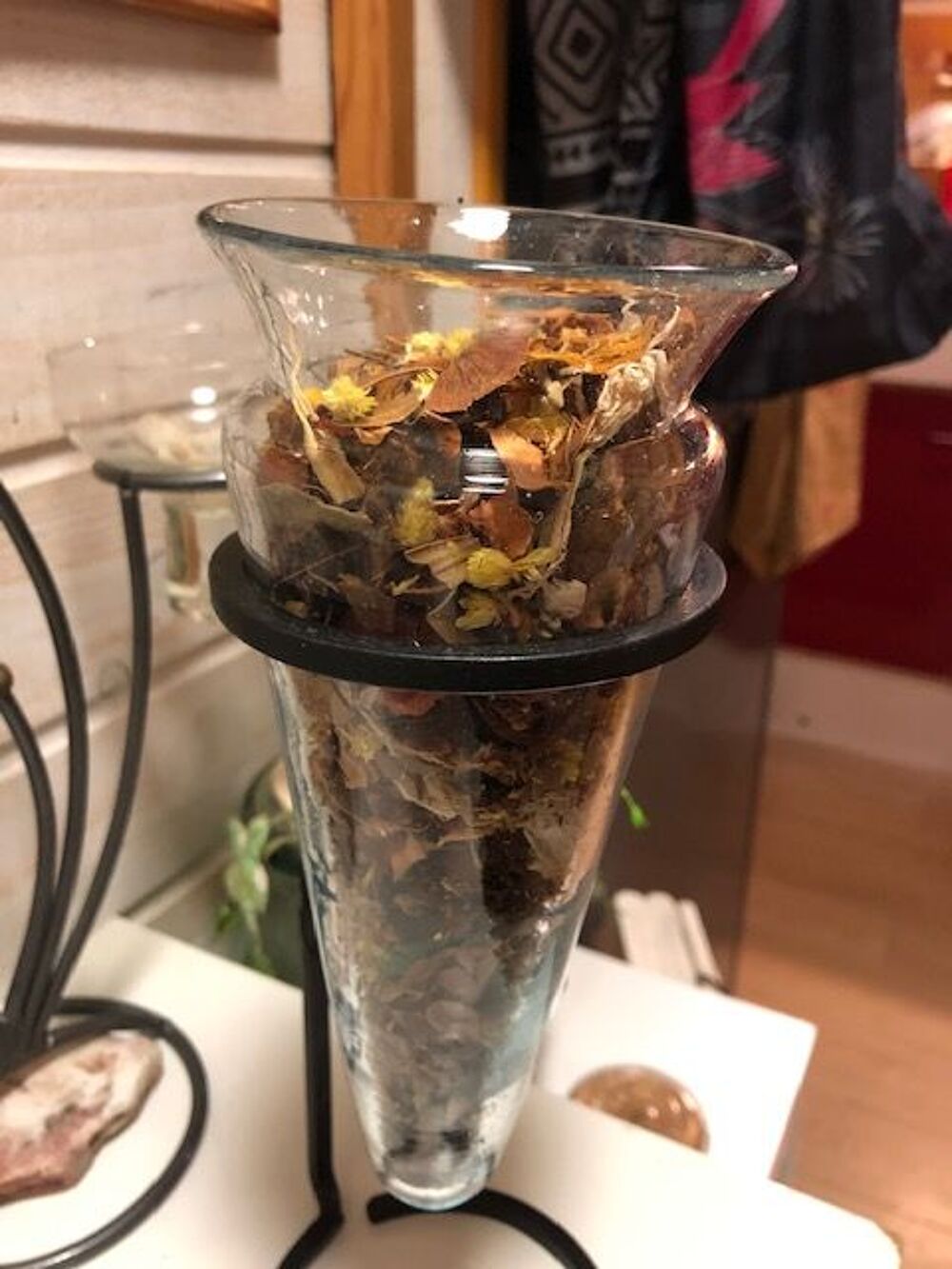 2 jarres coniques en verre avec support fer forg&eacute; Décoration